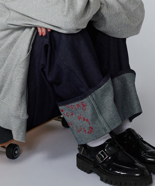 EMBROIDERY ROLL-UP DENIM PANTS / デザイン刺繍ロールアップ