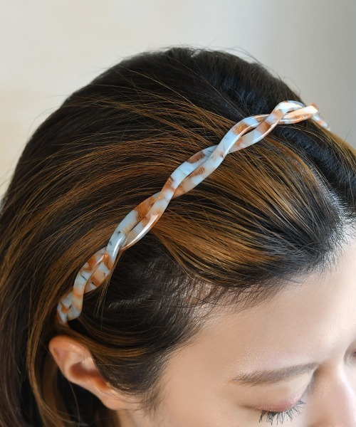 Fun & Daily（ファンアンドデイリー）の「F&D : アクリルクロスカチューシャ（カチューシャ・レディース・ブラウン/ベージュ/オレンジ・FREE）」の3枚目の写真