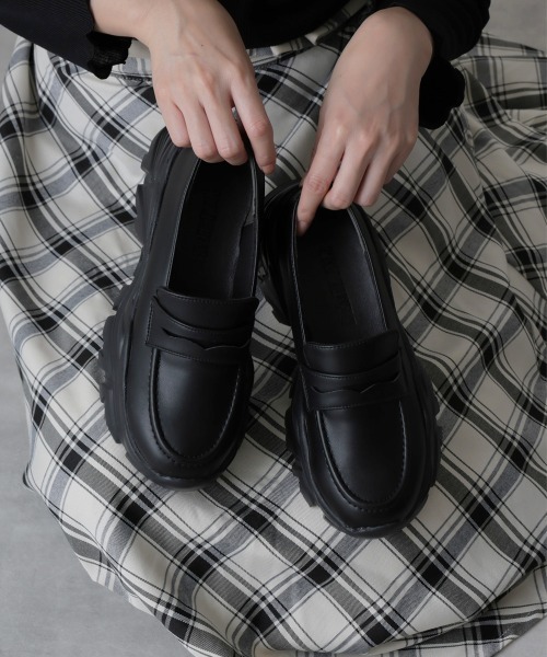 黒のプラットフォームローファー M ハートビジュー