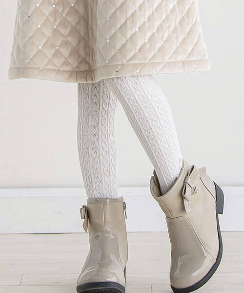 BeBe（ベベ）の「ケーブル編みリボン付きタイツ(80~140cm)（タイツ/ストッキング・キッズ・レッド/ブラック/オフホワイト・M/XS/S/L）」の2枚目の写真