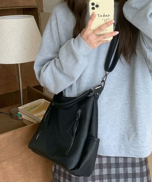 FREE STYLISTS（フリー スタイリスト）の「Y2K レトロ ダブル ファスナー ショルダーバッグ 2WAY/A4対応大容量（ショルダーバッグ・レディース・ブラック/ブラウン・FREE）」の5枚目の写真