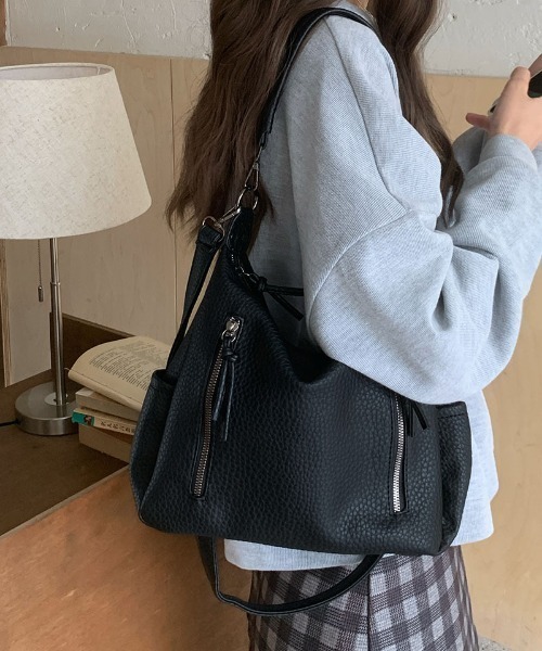 FREE STYLISTS（フリー スタイリスト）の「Y2K レトロ ダブル ファスナー ショルダーバッグ 2WAY/A4対応大容量（ショルダーバッグ・レディース・ブラック/ブラウン・FREE）」の4枚目の写真
