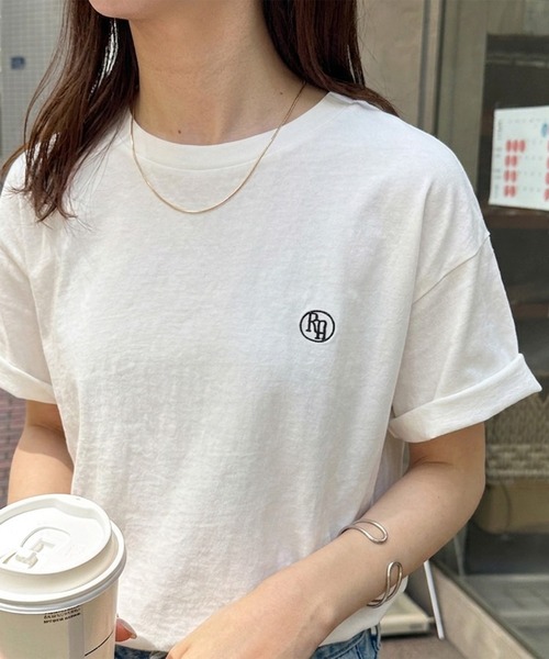 RANAN(ラナン)の「【選べるロゴ】綿100%オーバーサイズTシャツ(ワンポイント刺繍/カレッジロゴ )(Tシャツ/カットソー・レディース・グレー系2/ホワイト系1/ホワイト系2/ベージュ系1/ベージュ系2/グレー系1・LL/L/M)」の1枚目の写真