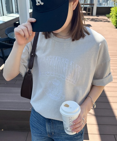 RANAN(ラナン)の「【選べるロゴ】綿100%オーバーサイズTシャツ(ワンポイント刺繍/カレッジロゴ )(Tシャツ/カットソー・レディース・グレー系2/ホワイト系1/ホワイト系2/ベージュ系1/ベージュ系2/グレー系1・LL/L/M)」の6枚目の写真
