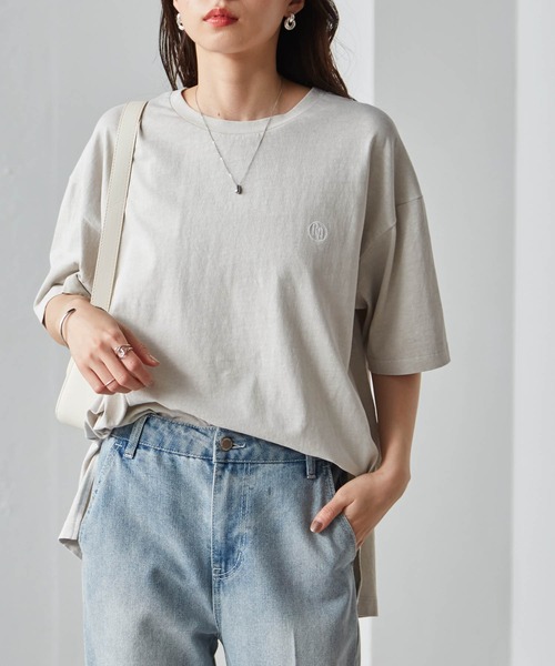 RANAN(ラナン)の「【選べるロゴ】綿100%オーバーサイズTシャツ(ワンポイント刺繍/カレッジロゴ )(Tシャツ/カットソー・レディース・グレー系2/ホワイト系1/ホワイト系2/ベージュ系1/ベージュ系2/グレー系1・LL/L/M)」の7枚目の写真