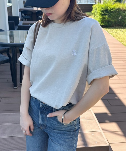 RANAN(ラナン)の「【選べるロゴ】綿100%オーバーサイズTシャツ(ワンポイント刺繍/カレッジロゴ )(Tシャツ/カットソー・レディース・グレー系2/ホワイト系1/ホワイト系2/ベージュ系1/ベージュ系2/グレー系1・LL/L/M)」の13枚目の写真