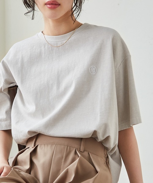 RANAN(ラナン)の「【選べるロゴ】綿100%オーバーサイズTシャツ(ワンポイント刺繍/カレッジロゴ )(Tシャツ/カットソー・レディース・グレー系2/ホワイト系1/ホワイト系2/ベージュ系1/ベージュ系2/グレー系1・LL/L/M)」の21枚目の写真