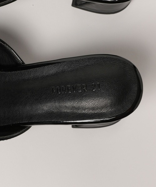 FOREVER 21（フォーエバー トゥエンティーワン）の「【2025SS】エナメルリボンサンダル（サンダル・レディース・ブラック/ブルー/イエロー・MEDIUM/LARGE）」の9枚目の写真