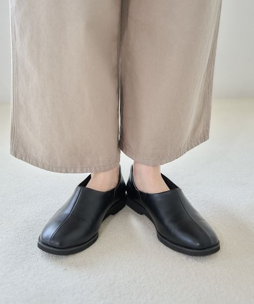 studio CLIP（スタディオクリップ）の「軽らくスクエアトゥスリッポン（スリッポン・レディース・ブラック/オフホワイト・MEDIUM/LARGE）」の2枚目の写真