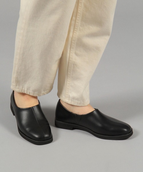 studio CLIP（スタディオクリップ）の「軽らくスクエアトゥスリッポン（スリッポン・レディース・ブラック/オフホワイト・MEDIUM/LARGE）」の3枚目の写真