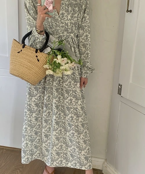 Pittok(ピットク)の「小花柄ゆったりVネック長袖ロングワンピース(ワンピース・レディース・ベージュ・MEDIUM)」の8枚目の写真