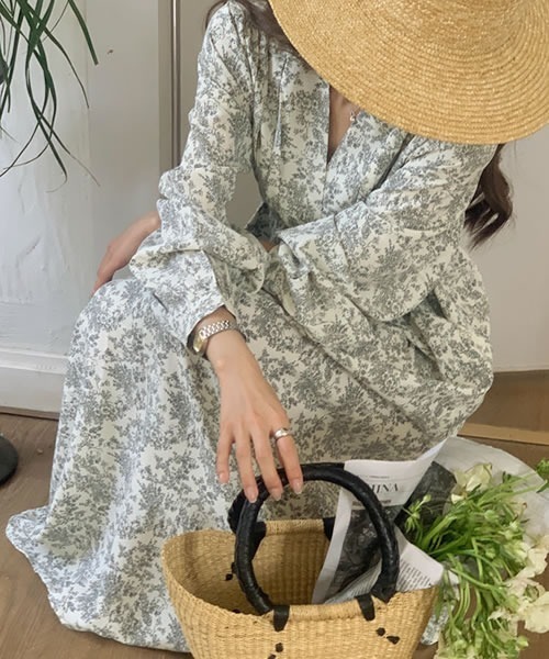 Pittok(ピットク)の「小花柄ゆったりVネック長袖ロングワンピース(ワンピース・レディース・ベージュ・MEDIUM)」の7枚目の写真