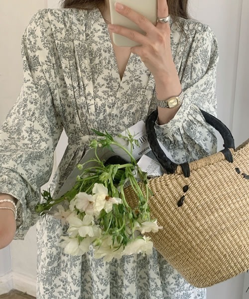 Pittok(ピットク)の「小花柄ゆったりVネック長袖ロングワンピース(ワンピース・レディース・ベージュ・MEDIUM)」の5枚目の写真