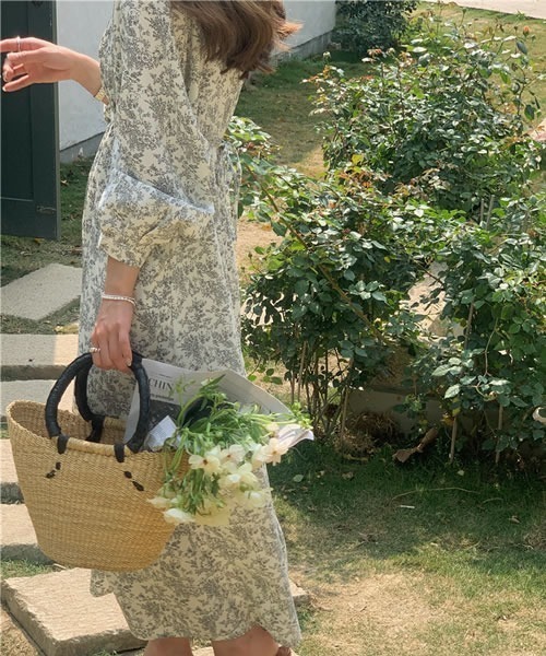 Pittok(ピットク)の「小花柄ゆったりVネック長袖ロングワンピース(ワンピース・レディース・ベージュ・MEDIUM)」の4枚目の写真