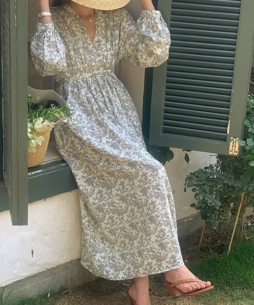 Pittok(ピットク)の「小花柄ゆったりVネック長袖ロングワンピース(ワンピース・レディース・ベージュ・MEDIUM)」の3枚目の写真