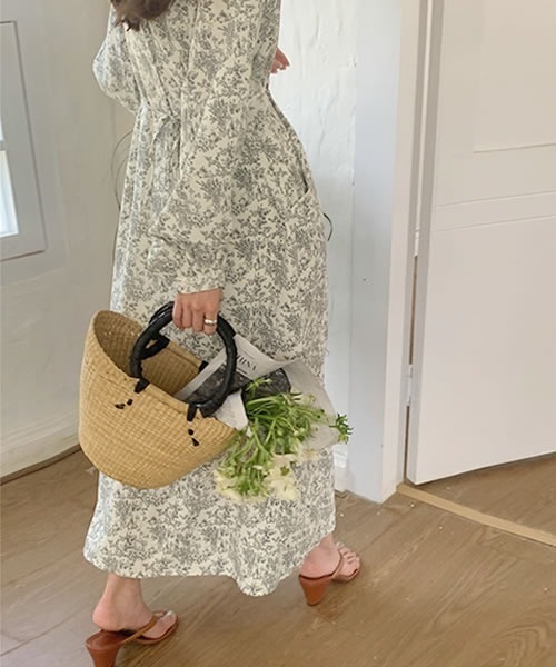 Pittok(ピットク)の「小花柄ゆったりVネック長袖ロングワンピース(ワンピース・レディース・ベージュ・MEDIUM)」の2枚目の写真
