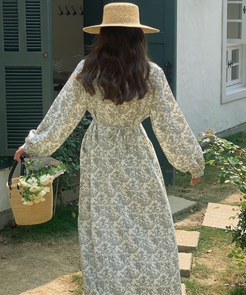 Pittok(ピットク)の「小花柄ゆったりVネック長袖ロングワンピース(ワンピース・レディース・ベージュ・MEDIUM)」の15枚目の写真