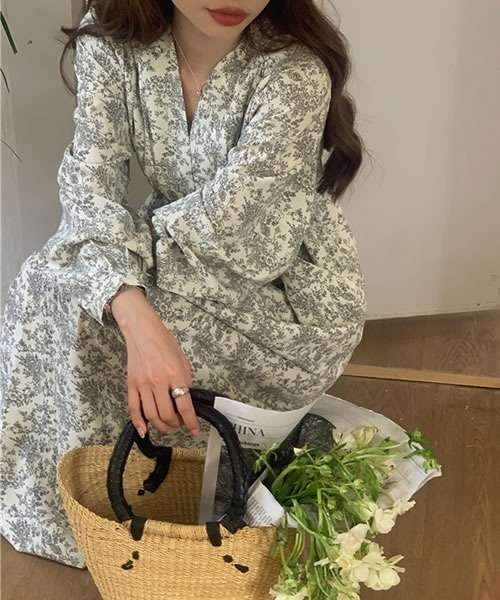 Pittok(ピットク)の「小花柄ゆったりVネック長袖ロングワンピース(ワンピース・レディース・ベージュ・MEDIUM)」の14枚目の写真