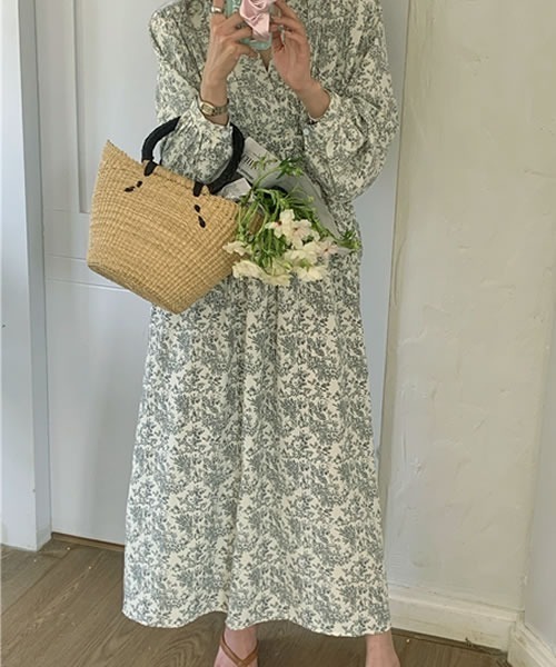Pittok(ピットク)の「小花柄ゆったりVネック長袖ロングワンピース(ワンピース・レディース・ベージュ・MEDIUM)」の13枚目の写真