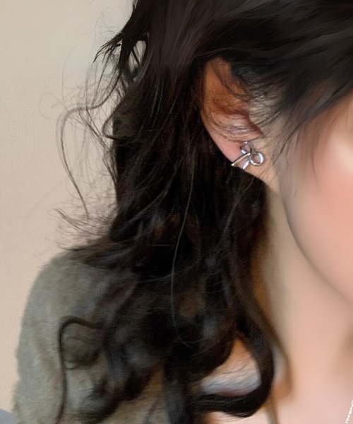 yu-ka(ユーカ)の「YU-KA:リボンデザインイヤリング ribbon design earring(イヤリング・レディース・シルバー/ゴールド・FREE)」の1枚目の写真