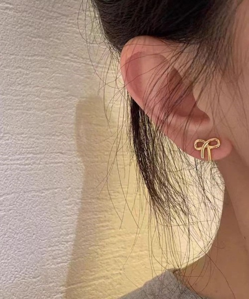 yu-ka(ユーカ)の「YU-KA:リボンデザインイヤリング ribbon design earring(イヤリング・レディース・シルバー/ゴールド・FREE)」の2枚目の写真