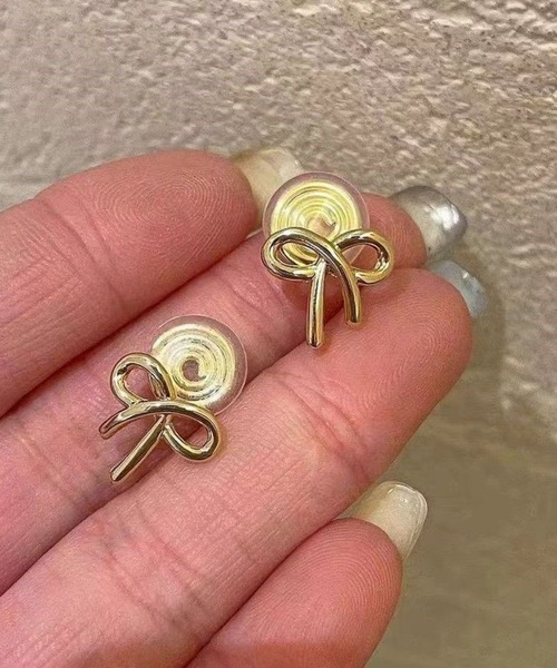 yu-ka(ユーカ)の「YU-KA:リボンデザインイヤリング ribbon design earring(イヤリング・レディース・シルバー/ゴールド・FREE)」の4枚目の写真