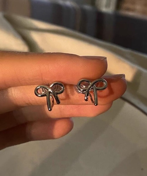 yu-ka(ユーカ)の「YU-KA:リボンデザインイヤリング ribbon design earring(イヤリング・レディース・シルバー/ゴールド・FREE)」の3枚目の写真