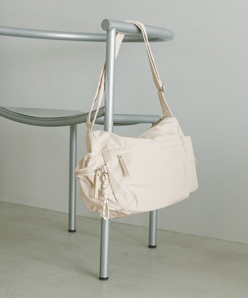 GLOBAL WORK（グローバルワーク）の「撥水軽量7ポケットミニショルダー/308502（ショルダーバッグ・レディース・グレー/ブラック/アイボリー・FREE）」の2枚目の写真