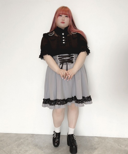 DearMyLoveWhip(ディアマイラブホイップ)の「【大きいサイズ】ハートベルトチョーカービジューブラウス(シャツ/ブラウス・レディース・ホワイト/ブラック/ベビーピンク/ブルー・6L/5L/4L)」の2枚目の写真