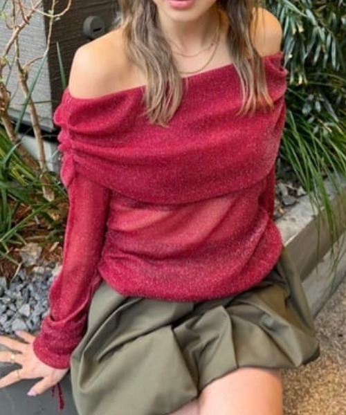 rienda（リエンダ）の「オフショルレディーラメトップス　シアートップス 春服（Tシャツ/カットソー・レディース・レッド/ライトピンク・FREE）」の2枚目の写真