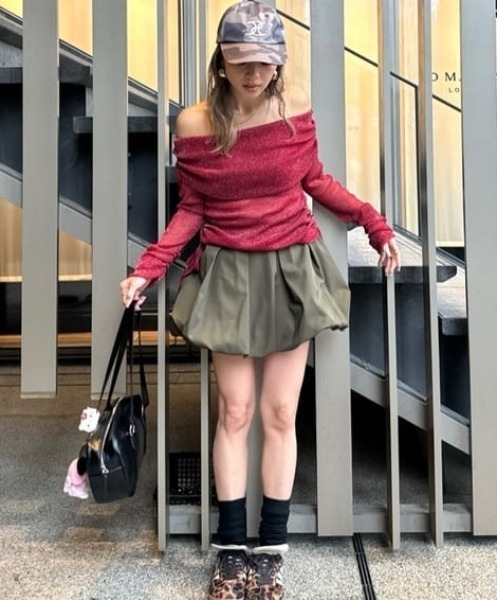 オフショルレディーラメトップス シアートップス 春服（Tシャツ