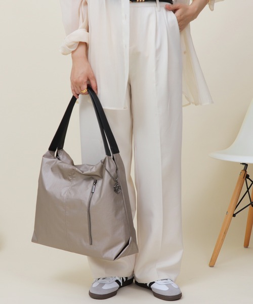 Bermosa(ベルモサ)の「【軽量】 A4サイズ収納可 スクエアトートバッグ ユニセックス(トートバッグ・レディース・ゴールド/ブラック/ガンメタ・FREE)」の10枚目の写真