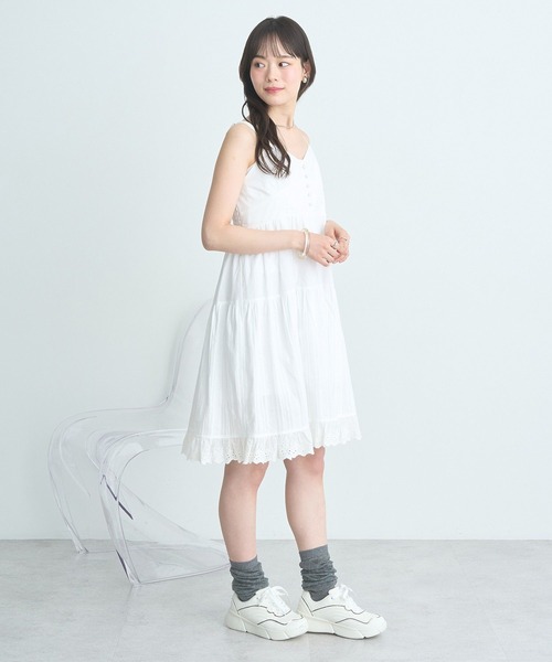 earth music&ecology（アースミュージックアンドエコロジー）の「コットンティアードキャミワンピース（ワンピース・レディース・オフホワイト/サックスブルー/ブラック・FREE）」の6枚目の写真