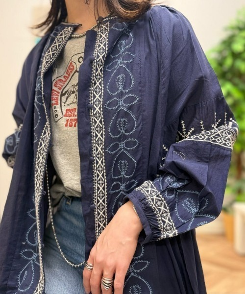 Right-on(ライトオン)の「【HONEYSUCKLE ROSE】刺繍ワンピース(シャツワンピース・レディース・ネイビー/ブラック/ホワイト・M/L)」の3枚目の写真