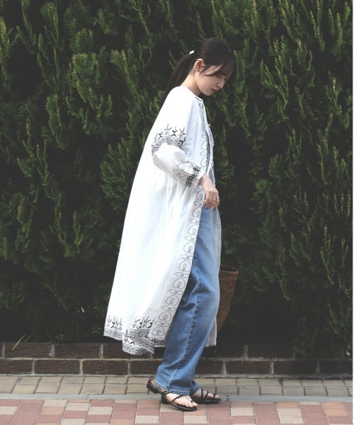 Right-on(ライトオン)の「【HONEYSUCKLE ROSE】刺繍ワンピース(シャツワンピース・レディース・ネイビー/ブラック/ホワイト・M/L)」の5枚目の写真