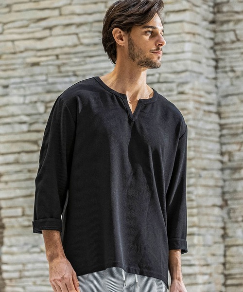 AKM Contemporary（エイケイエムコンテンポラリー）の「【WEB・直営店限定】AKM Contemporary(エイケイエムコンテンポラリー)シアサッカー キーネックプルオーバー ストレッチシャツ 半袖シャツ シワ防止 イージーケア（シャツ/ブラウス・メンズ・ブルー/ブラック/ベージュ/ホワイト・S/M/L/XL/XXL）」の3枚目の写真