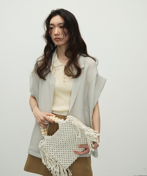 Lutim by u（ルチバイユー）の「Wooden beaded handle macrame bag/ウッドビーズハンドル マクラメバッグ（トートバッグ・レディース・ブラック/アイボリー/ブラウン・FREE）」の2枚目の写真