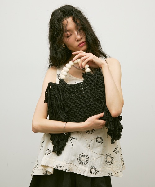 Lutim by u（ルチバイユー）の「Wooden beaded handle macrame bag/ウッドビーズハンドル マクラメバッグ（トートバッグ・レディース・ブラック/アイボリー/ブラウン・FREE）」の3枚目の写真