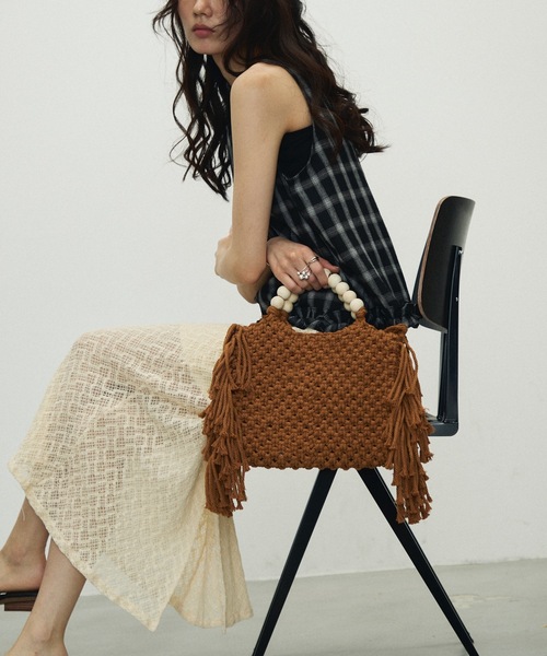Lutim by u（ルチバイユー）の「Wooden beaded handle macrame bag/ウッドビーズハンドル マクラメバッグ（トートバッグ・レディース・ブラック/アイボリー/ブラウン・FREE）」の7枚目の写真