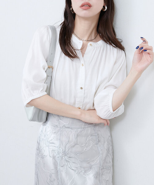 natural couture(ナチュラルクチュール)の「麻混ギャザーブラウス(シャツ/ブラウス・レディース・オフホワイト/サックスブルー/ブラック/ピンク/オレンジ・FREE)」の6枚目の写真