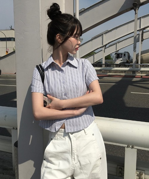 anyonemore(エニワンモア)の「スリムクロップドカフス半袖ストライプシャツ(シャツ/ブラウス・レディース・グレー/ブルー・FREE)」の6枚目の写真