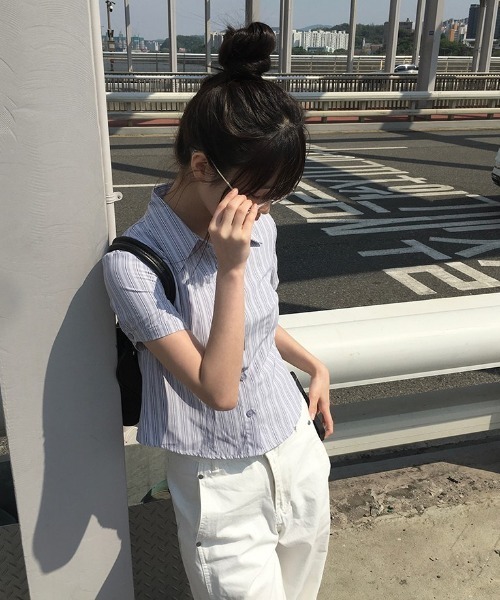 anyonemore(エニワンモア)の「スリムクロップドカフス半袖ストライプシャツ(シャツ/ブラウス・レディース・グレー/ブルー・FREE)」の5枚目の写真