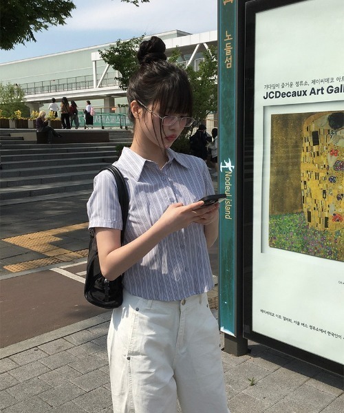 anyonemore(エニワンモア)の「スリムクロップドカフス半袖ストライプシャツ(シャツ/ブラウス・レディース・グレー/ブルー・FREE)」の3枚目の写真
