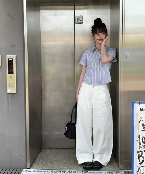 anyonemore(エニワンモア)の「スリムクロップドカフス半袖ストライプシャツ(シャツ/ブラウス・レディース・グレー/ブルー・FREE)」の8枚目の写真