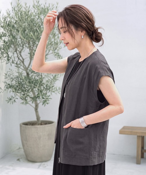 STYLE DELI(スタイルデリ)の「麻素材のベスト型サマージャケット(ノーカラージャケット・レディース・ホワイト/チャコールグレー・FREE)」の11枚目の写真