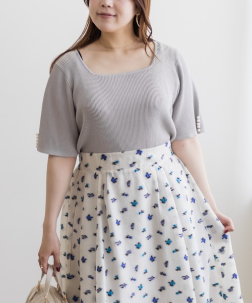 CLETTE(クレット)の「袖パール使いスクエアネックニット(ニット/セーター・レディース・ピンク/グレー/ブラック・LL/3L/4L)」の2枚目の写真