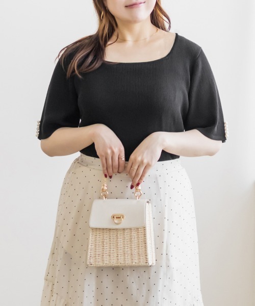 CLETTE(クレット)の「袖パール使いスクエアネックニット(ニット/セーター・レディース・ピンク/グレー/ブラック・LL/3L/4L)」の1枚目の写真