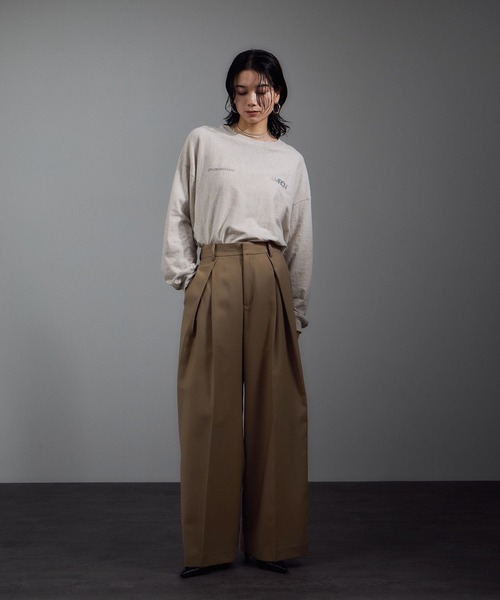 SALON adam et rope'(サロン アダム エ ロペ)の「インバーテッドタックパンツ/スラックス(スラックス・レディース・ベージュ/チャコールグレー・S/M)」の4枚目の写真