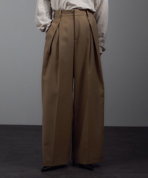 SALON adam et rope'(サロン アダム エ ロペ)の「インバーテッドタックパンツ/スラックス(スラックス・レディース・ベージュ/チャコールグレー・S/M)」の5枚目の写真