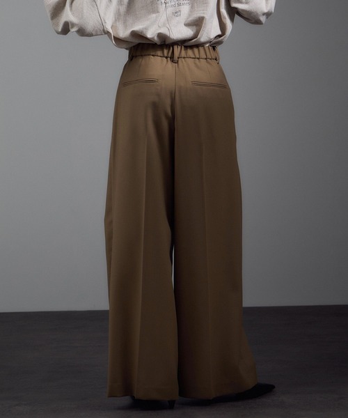 SALON adam et rope'(サロン アダム エ ロペ)の「インバーテッドタックパンツ/スラックス(スラックス・レディース・ベージュ/チャコールグレー・S/M)」の8枚目の写真